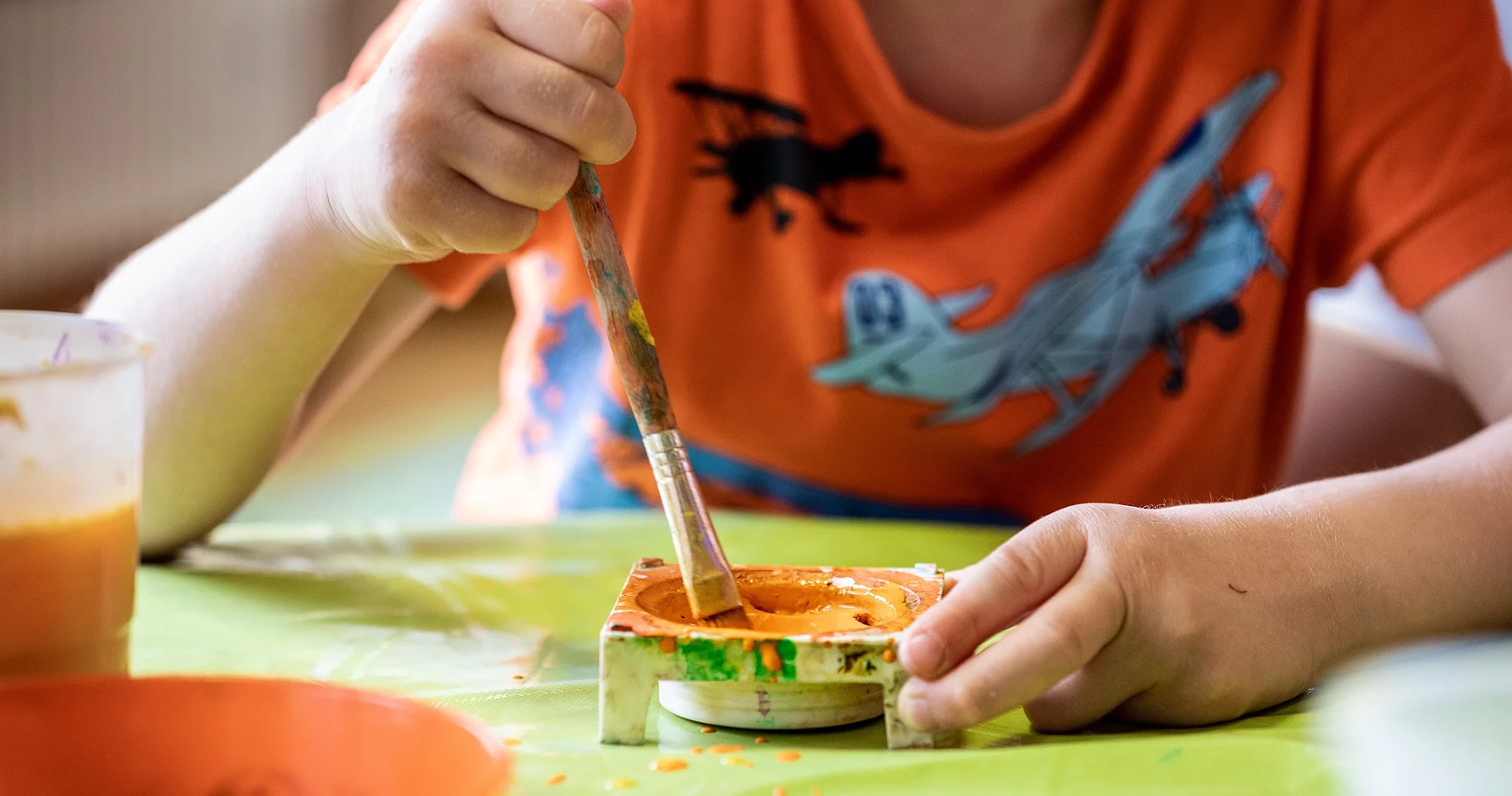 Symbolbild Kind malt mit Wasserfarben