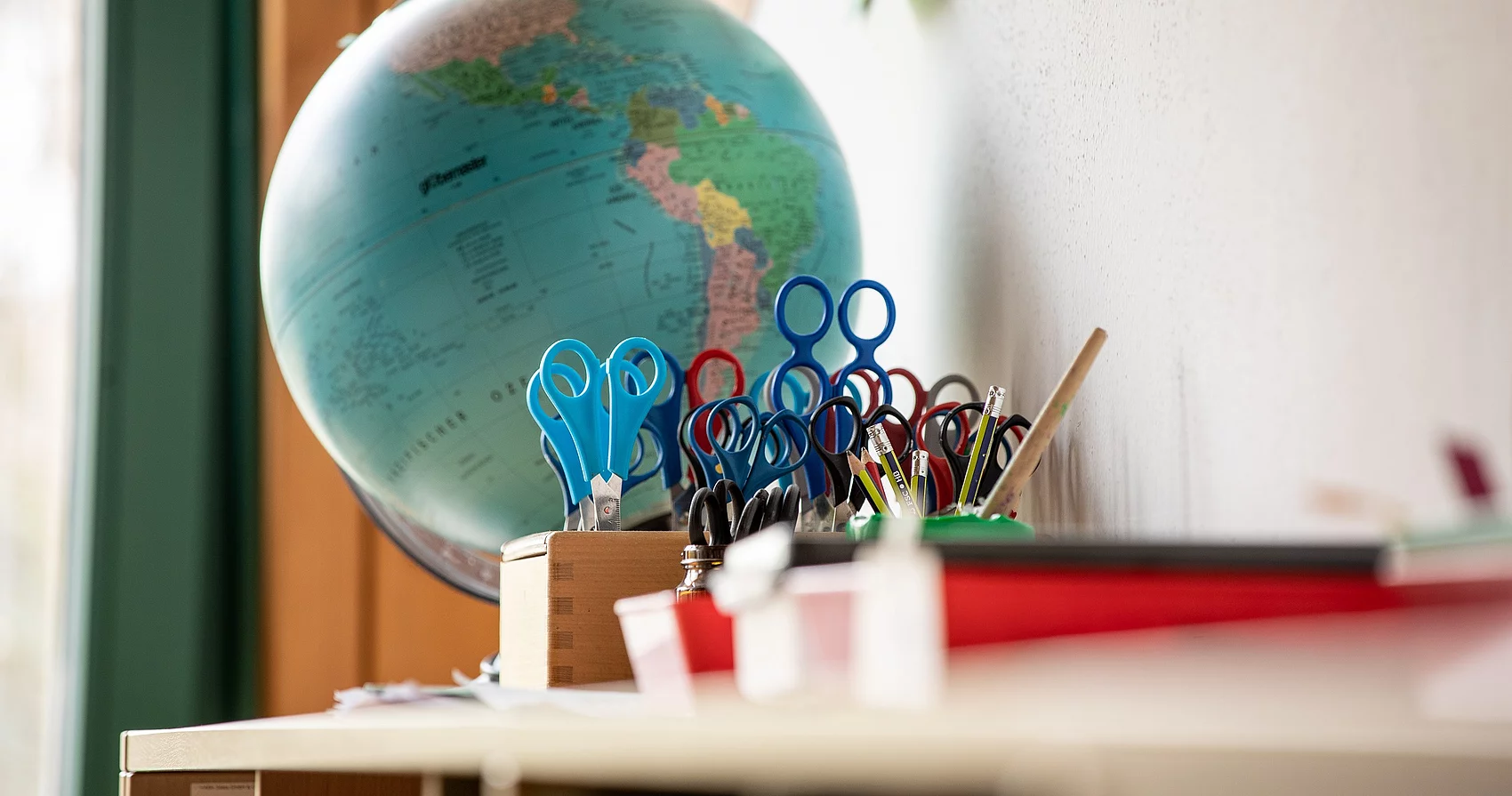 Globus und Bastelmaterial im Kindergarten