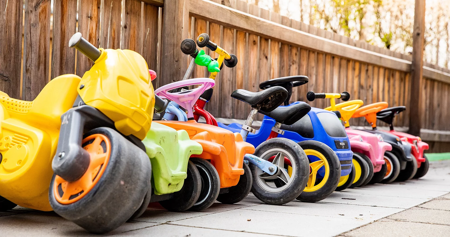 Symbolbild Bobbycars in einer Reihe