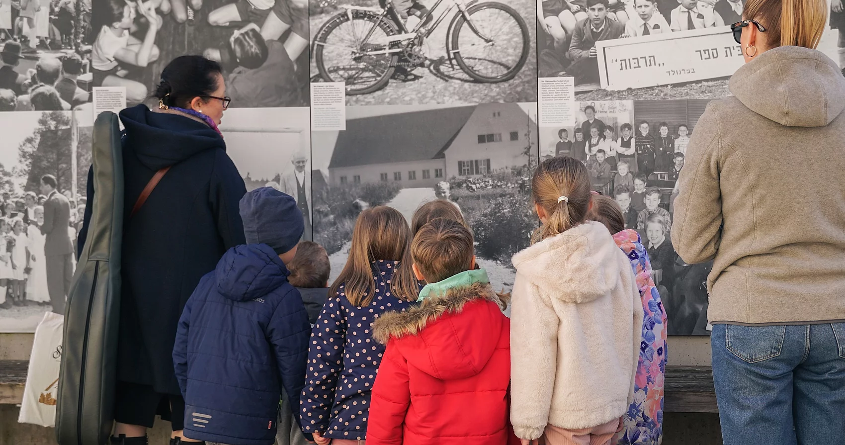 Kita Giraffenhaus besuchen Erinnerungsort Badehaus in Waldram