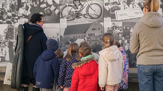 Kita Giraffenhaus besuchen Erinnerungsort Badehaus in Waldram