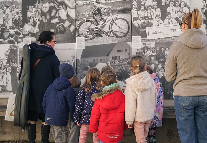 Kita Giraffenhaus besuchen Erinnerungsort Badehaus in Waldram