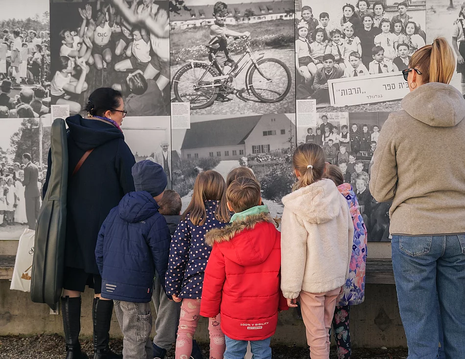 Kita Giraffenhaus besuchen Erinnerungsort Badehaus in Waldram