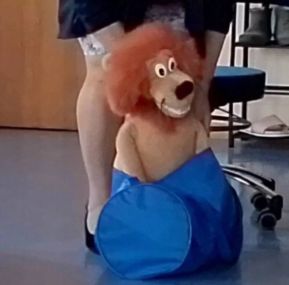 Das Plüschtier heißt Zahnputzlöwe und besucht die Kita Kinder einmal im Jahr.