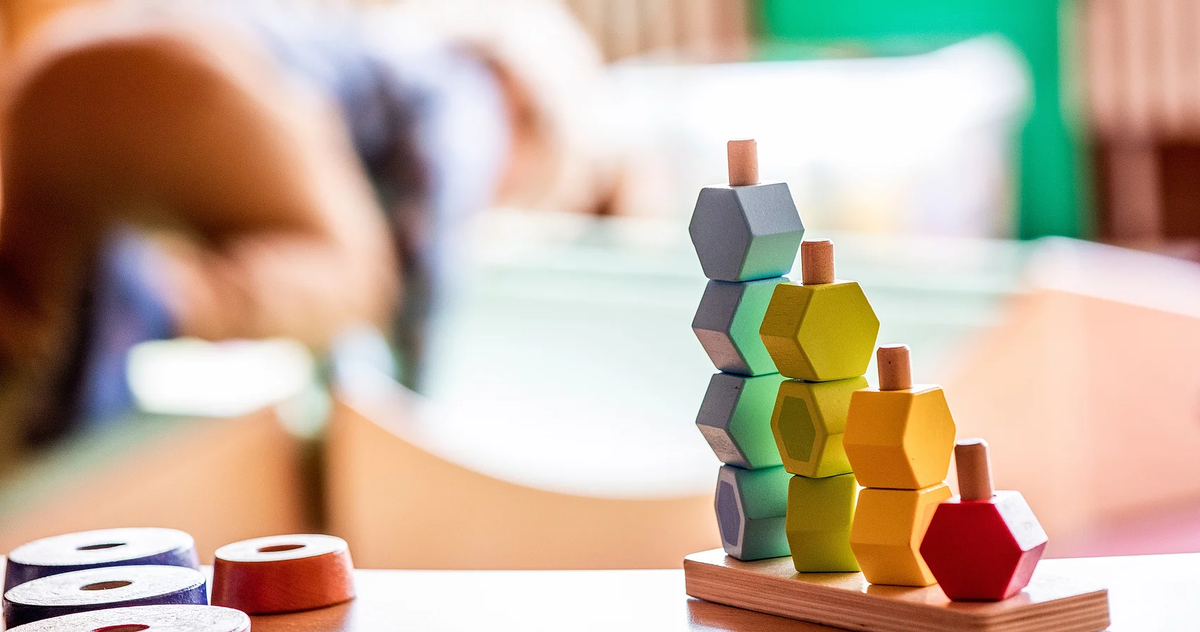 Symbolbild buntes Steckspiel