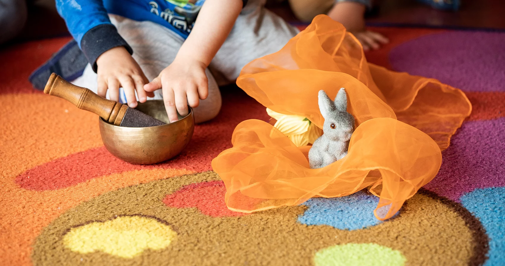 Kleinkinder mit Klangschale 
