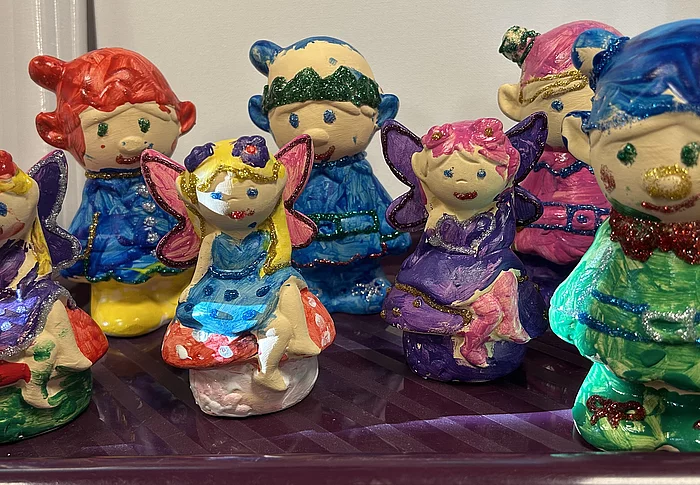 bunt bemalte Tonwichtel