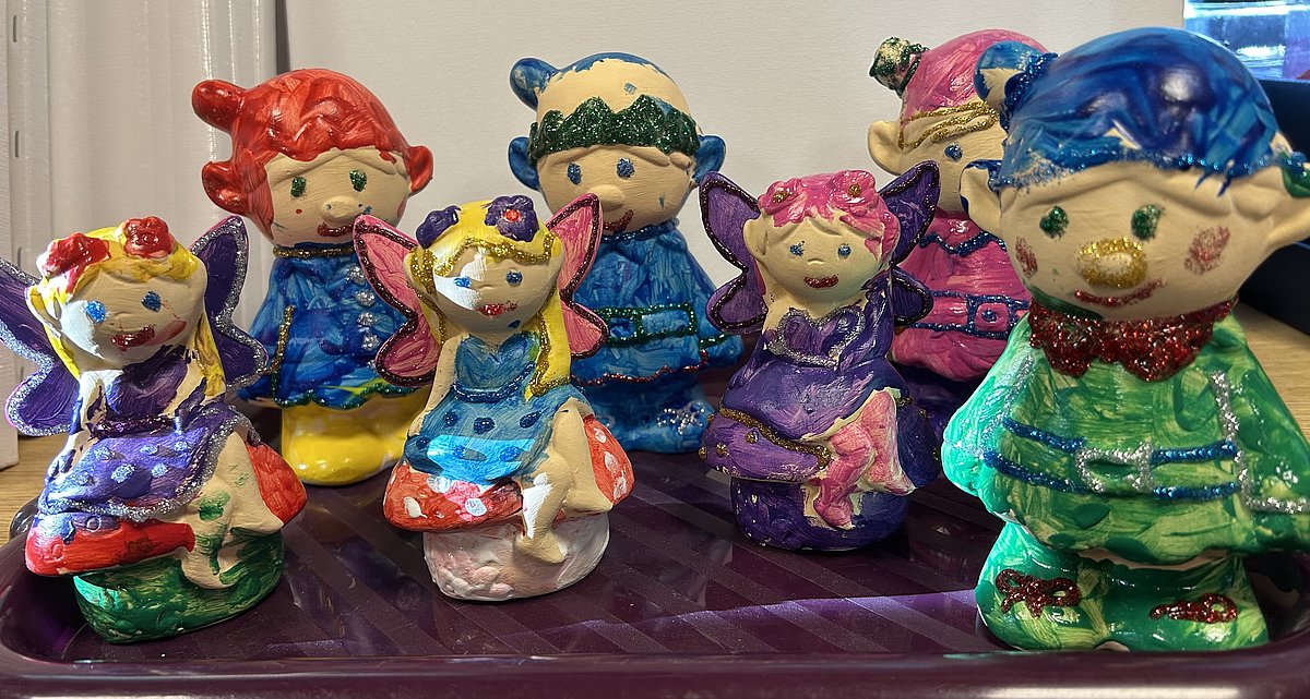 bunt bemalte Tonwichtel