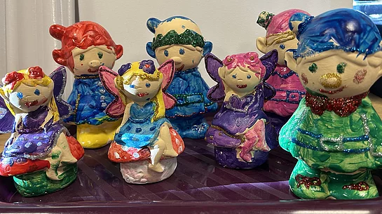 bunt bemalte Tonwichtel