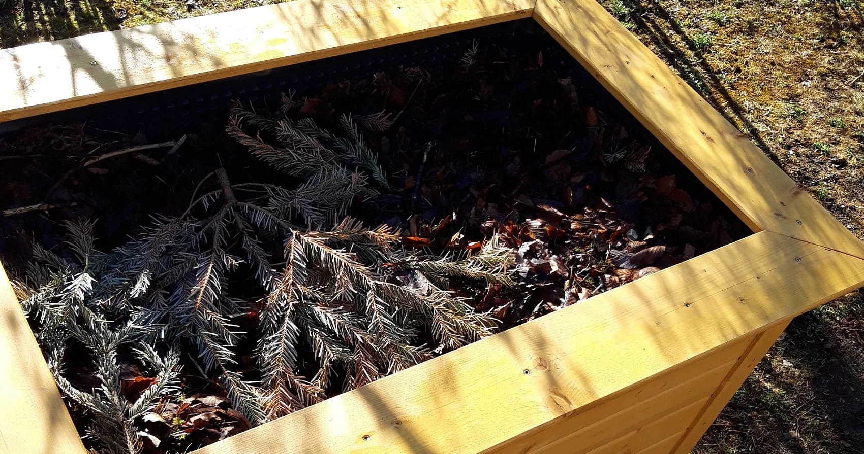 Hochbeet mit Erde gefüllt