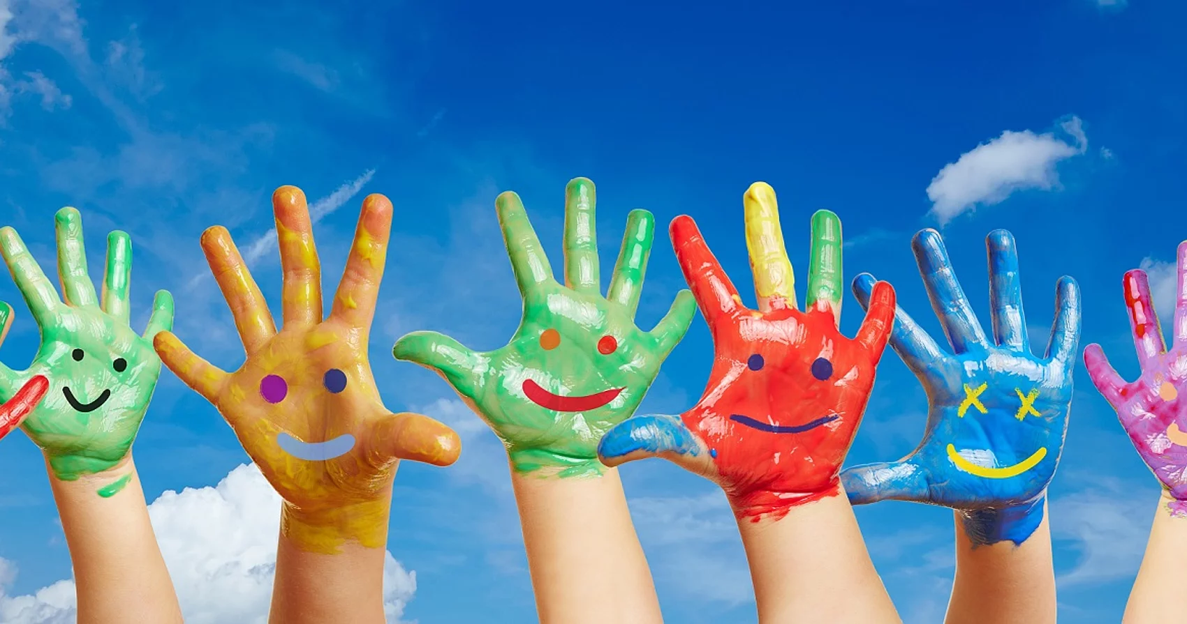 Symbolbild Bunt bemalte Kinderhände